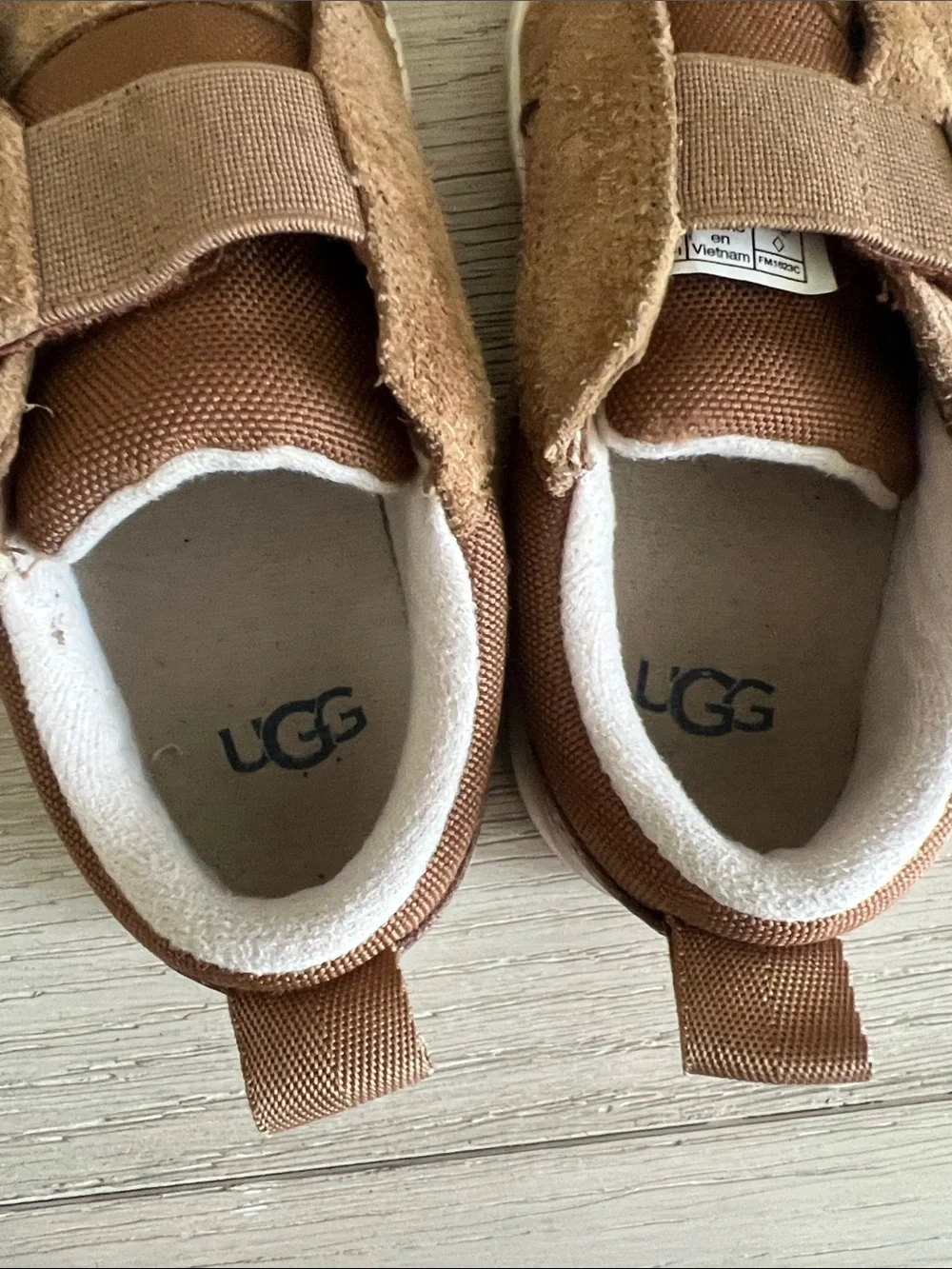 Ugg child Rennon low sneakers chestnut size 10